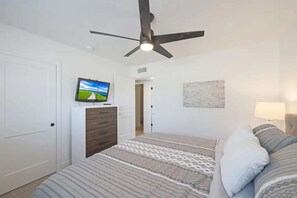 3 chambres, bureau, fer et planche à repasser, lit parapluie