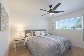 3 chambres, bureau, fer et planche à repasser, lit parapluie