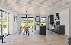 Fridge, stovetop, dishwasher, coffee/tea maker - 3 bedroom gorgeous home in Tranekær (Tranekær)
