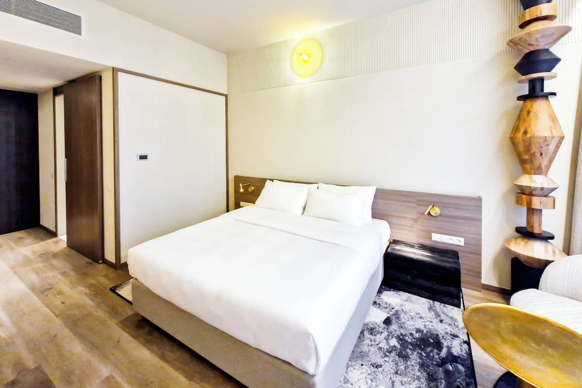 Deluxe Room, Courtyard View | 1 bedroom, hypo-allergenic bedding, in-room safe, blackout drapes