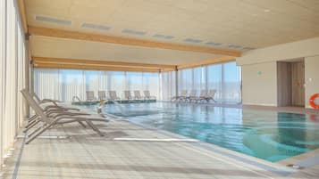 Piscine couverte, parasols de plage, chaises longues