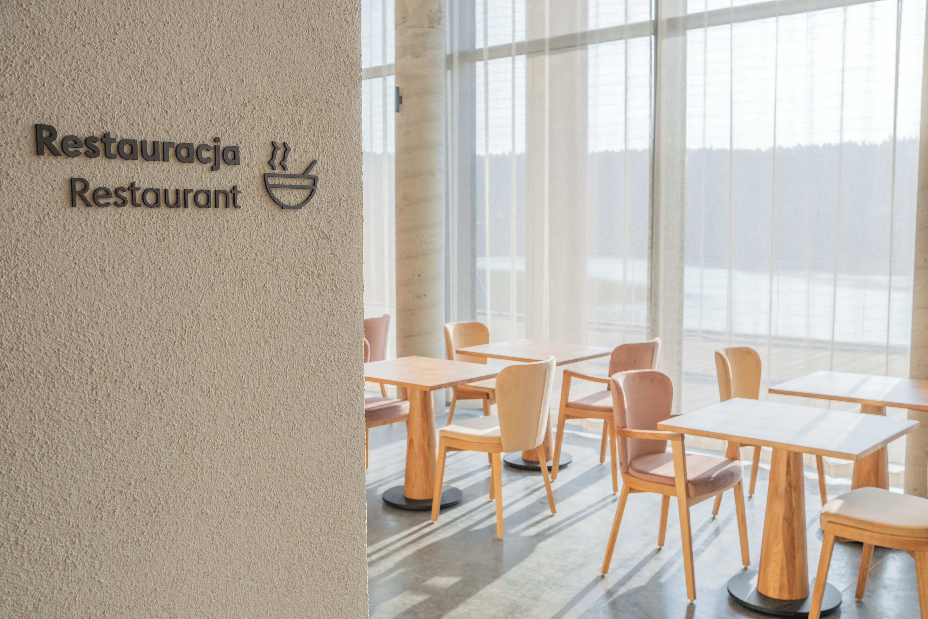 Interior de un restaurante con un letrero que dice 