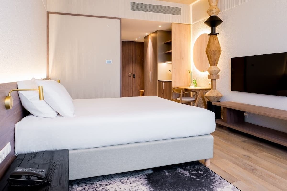Hypo-allergenic bedding, in-room safe, blackout curtains, soundproofing