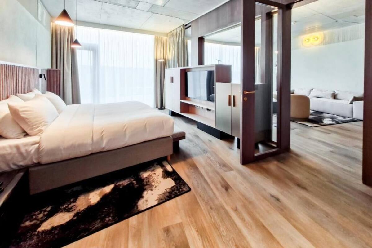 Hypo-allergenic bedding, in-room safe, blackout curtains, soundproofing