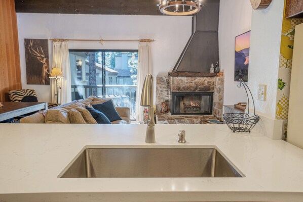 Smart TV, chimenea, reproductor de DVD, mesa de ping pong