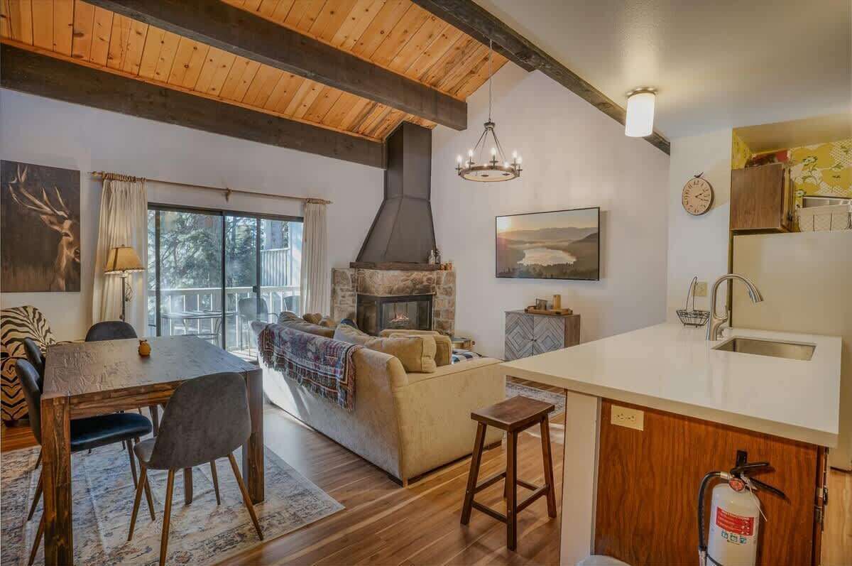 Smart TV, chimenea, reproductor de DVD y tenis de mesa 