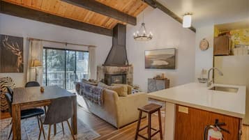 Smart-TV, Kamin, DVD-Player, Tischtennisplatte