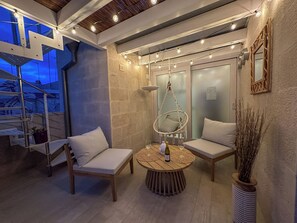 Deluxe Double White Room, City View | Balcony - Vingt-Sept (Polignano a Mare)