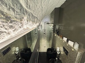 Chambre classique double, vue sur la ville | Salle de bain | Douche, séchoir à cheveux, serviettes fournies, savon