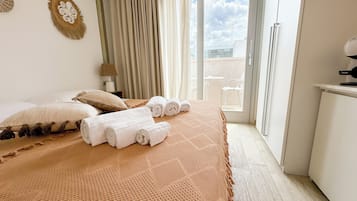 Deluxe-Doppelzimmer, Stadtblick | Schallisolierte Zimmer, kostenloses WLAN