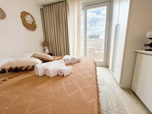 Deluxe Double White Room, City View | Soundproofing, free WiFi - Vingt-Sept (Polignano a Mare)