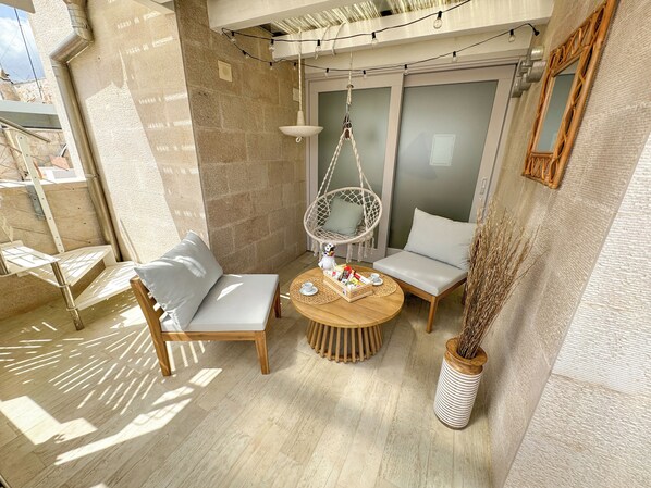 Deluxe Double White Room, City View | Balcony - Vingt-Sept (Polignano a Mare)