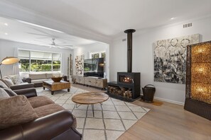 TV, fireplace, ping pong, books - Canterbury Coastal Family Escape (Sorrento)