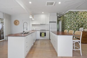 冷蔵庫、電子レンジ、オーブン、コンロ