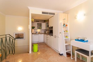 Kjøleskap, mikrobølgeovn, ovn og oppvaskmaskin