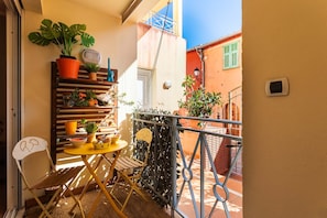 تناول الطعام بالخارج