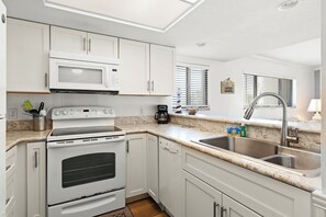 雪櫃、微波爐、焗爐、爐具