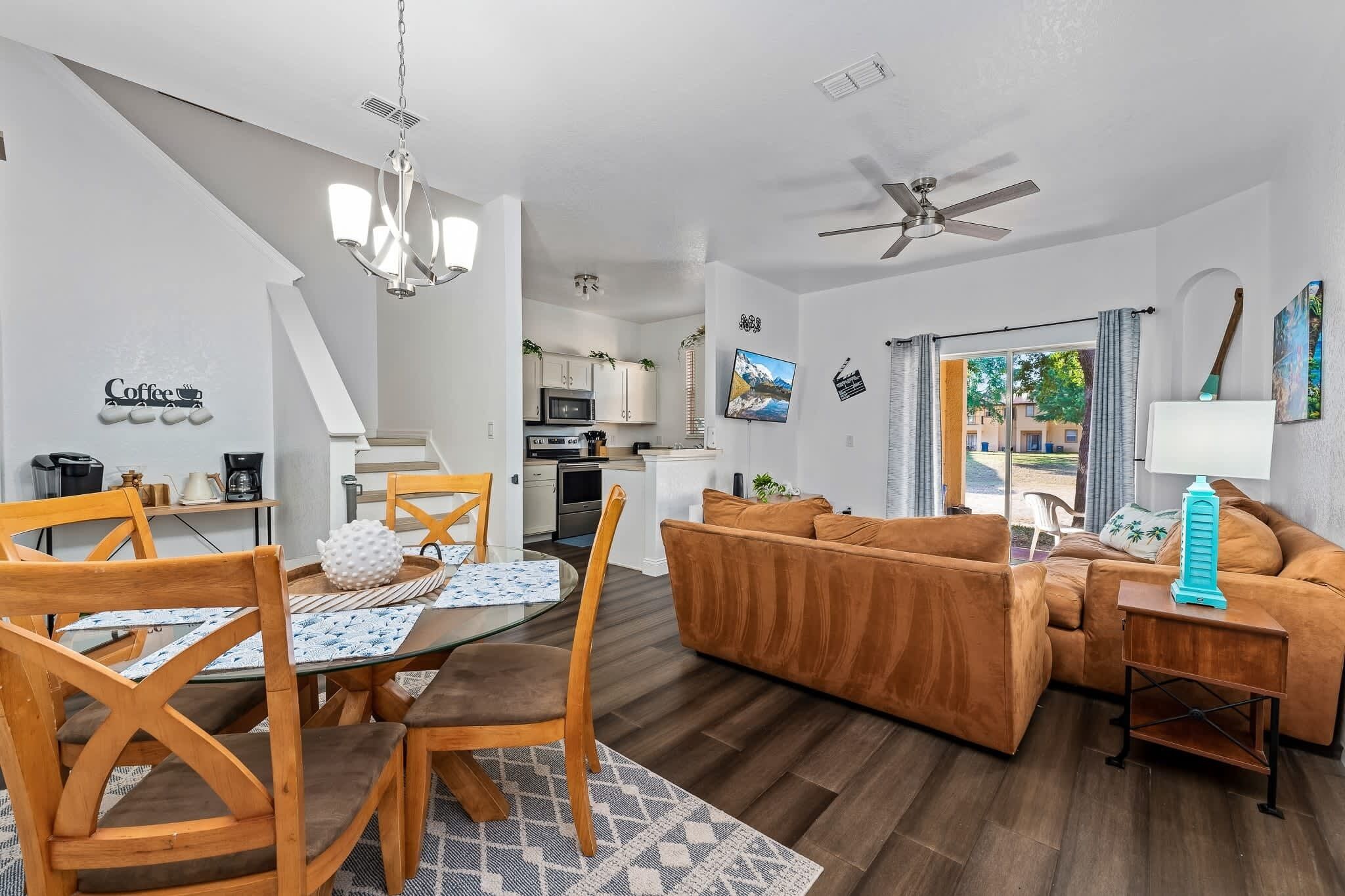 Een televisie en een kantoor