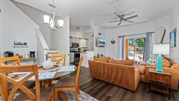 Een televisie en een kantoor