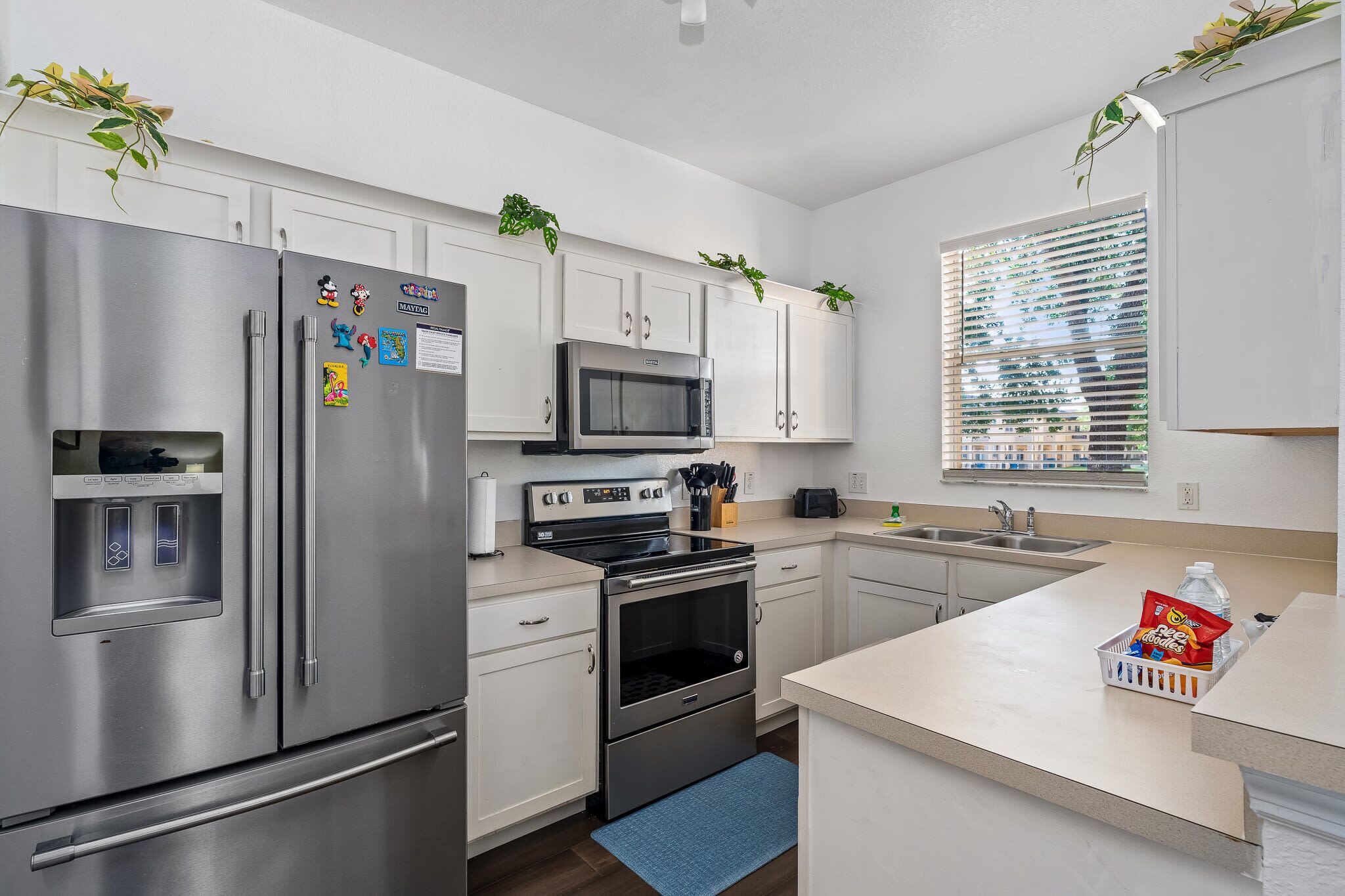 Een koelkast, een oven, een kookplaat, een vaatwasser