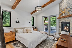 5 bedrooms, desk, iron/ironing board, travel cot - Golfside Retreat+Spa/GameRm + 1PM In & Out (Cle Elum)