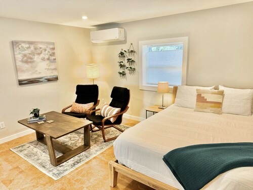 Quiet studio apartment in the heart of Black Mountain. Perfect for getaways! 