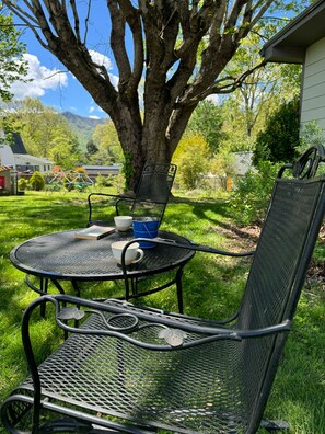 Outdoor dining - Quiet studio apartment in the heart of Black Mountain. Perfect for getaways! (Black Mountain)
