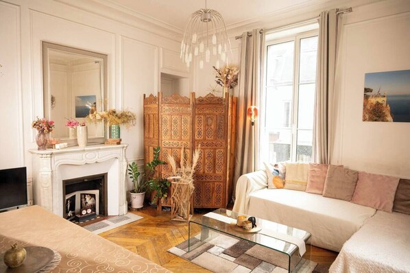 TV - Appartement Chic et Bohème, Plongez Dans une Atmosphère Romantique ! (Paris)