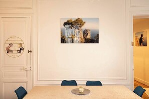 Dining - Appartement Chic et Bohème, Plongez Dans une Atmosphère Romantique ! (Paris)