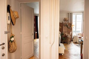 Interior - Appartement Chic et Bohème, Plongez Dans une Atmosphère Romantique ! (Paris)