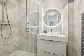 Douche, séchoir à cheveux, serviettes fournies