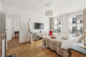 3 chambres, bureau, fer et planche à repasser, lit de bébé portatif