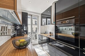 Réfrigérateur, four à micro-ondes, un four, surface de cuisson