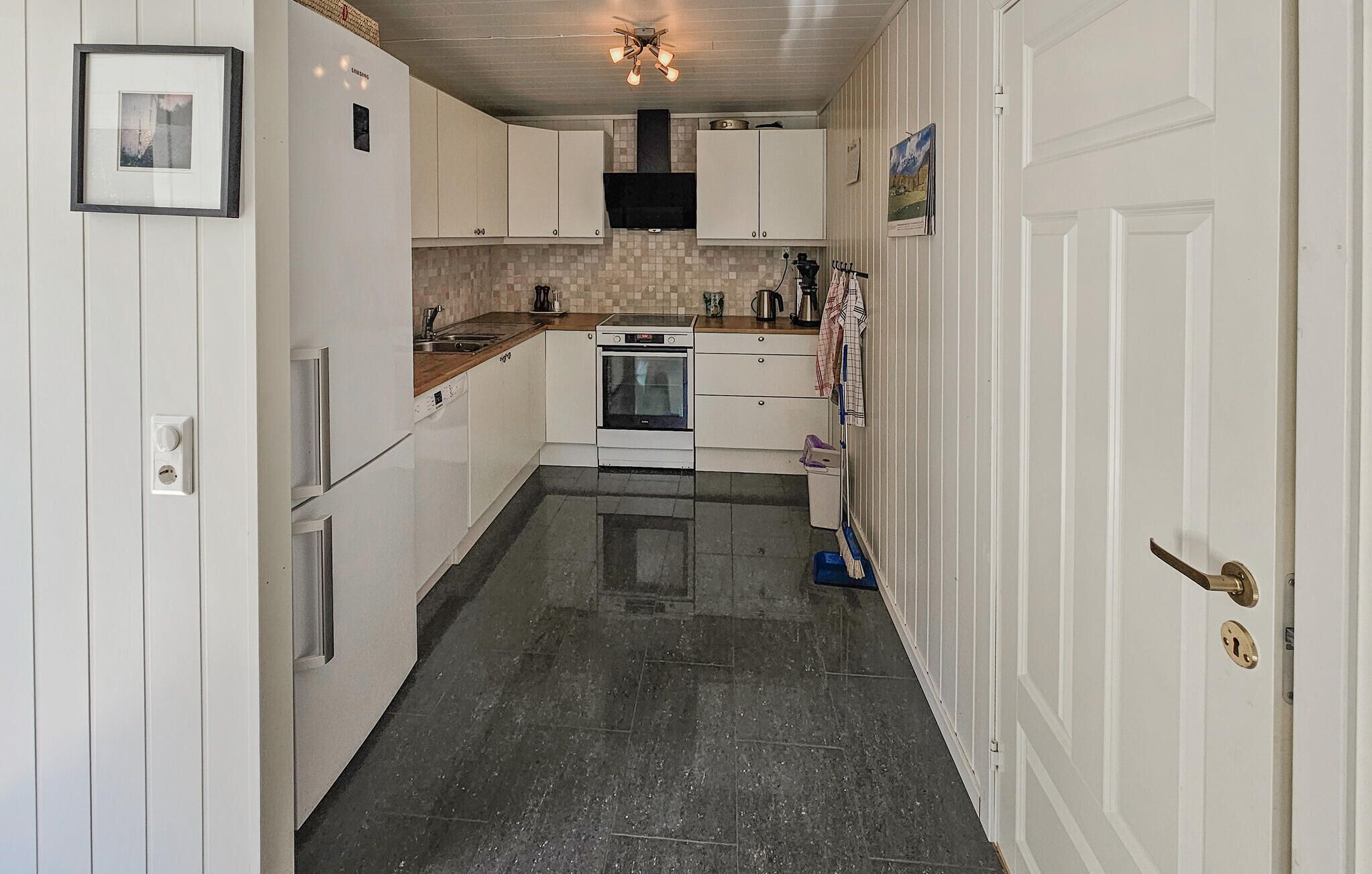 ثلاجة، غسالة أطباق، ماكينة لصنع القهوة/الشاي