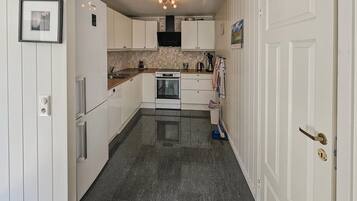 Fridge, dishwasher, coffee/tea maker