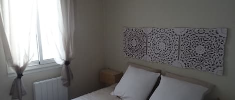 1 quarto, ferros/tábuas de passar roupa, berço de viagem, roupa de cama