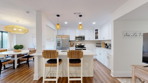 Refrigerador, microondas, horno, placa de cocina