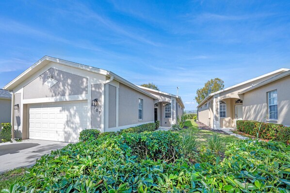 Exterior - North Naples 2 Bed, den & 2 Bath with PRIVATE POOL for annual rent!   (Naples)