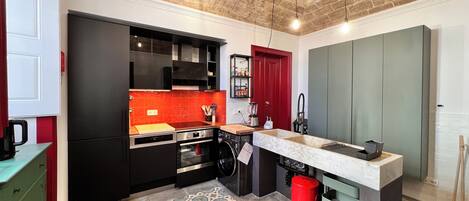 Jääkaappi, mikroaaltouuni, uuni, liesi