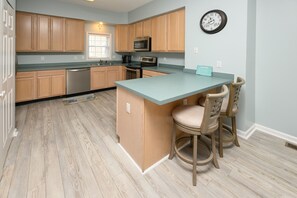 冷蔵庫、電子レンジ、オーブン、コンロ