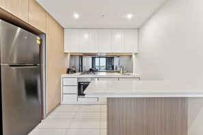 Apartamento luxo | Cozinha privada | Geladeira grande, micro-ondas, fogão, cooktop