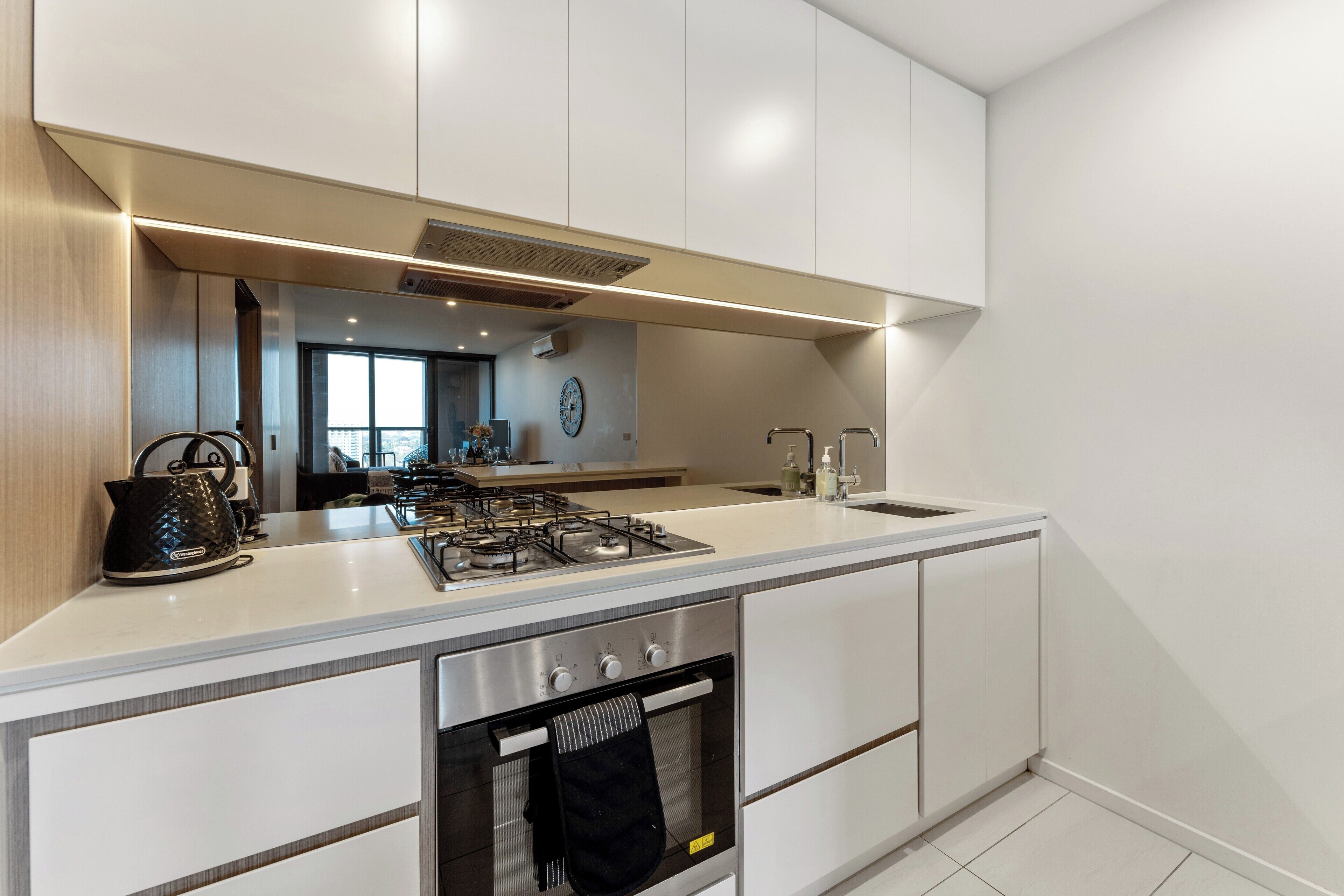 Deluxe Apartment | Private kitchen | Full-size fridge, microwave, oven, stovetop