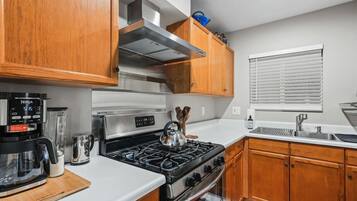 Kylskåp, mikrovågsugn, ugn och spishäll