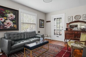 TV - New 2br near downtown (San Diego)