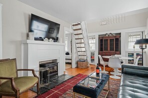 TV - New 2br near downtown (San Diego)