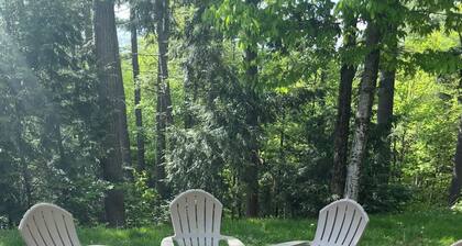 Spectacular kid friendly home 2 minutes to Luzerne beach, 10min to Lake George!