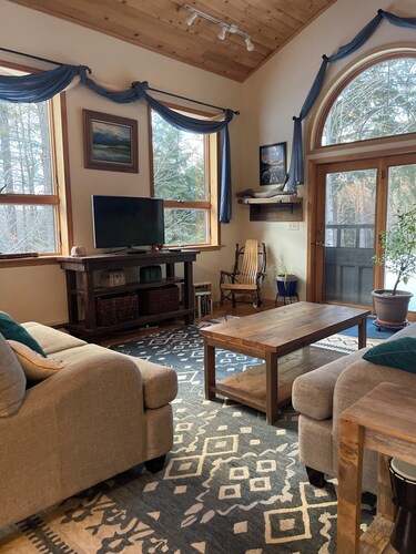 Spectacular kid friendly home 2 minutes to Luzerne beach, 10min to Lake George!