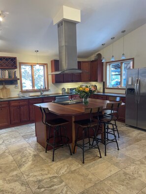 Fridge, microwave, oven, stovetop - Spectacular kid friendly home 2 minutes to Luzerne beach, 10min to Lake George! (Lake Luzerne)