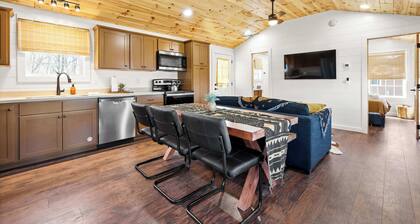 Lodge 111 at Eden Reserve—Safari Cabin Near Ark