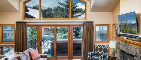 Smart TV, chimenea y monitor de computadora